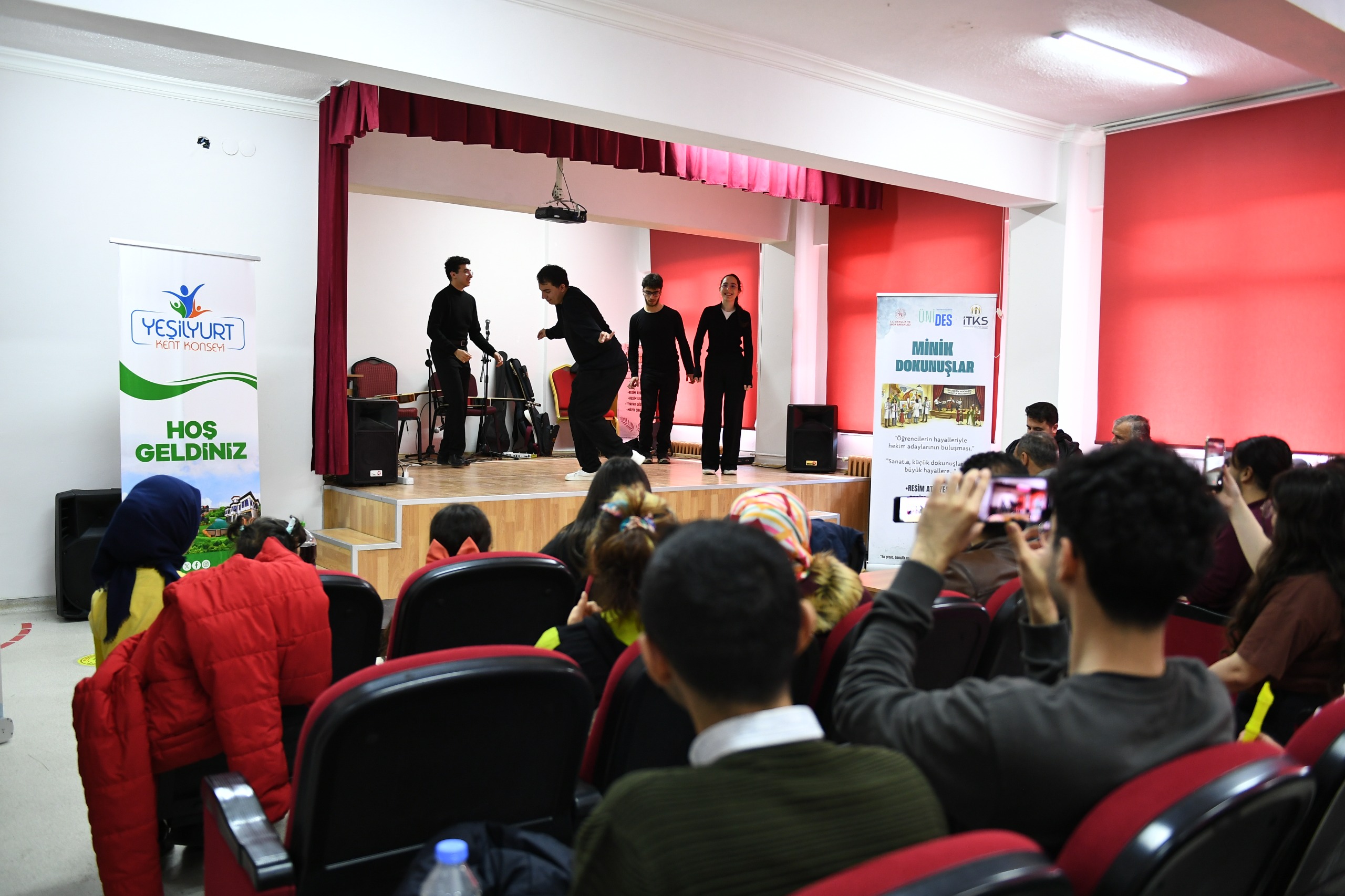 “Minik Dokunuşlar” Etkinliği ile çocuklarımızın yüzlerinde tebessüm oluşturduk. 