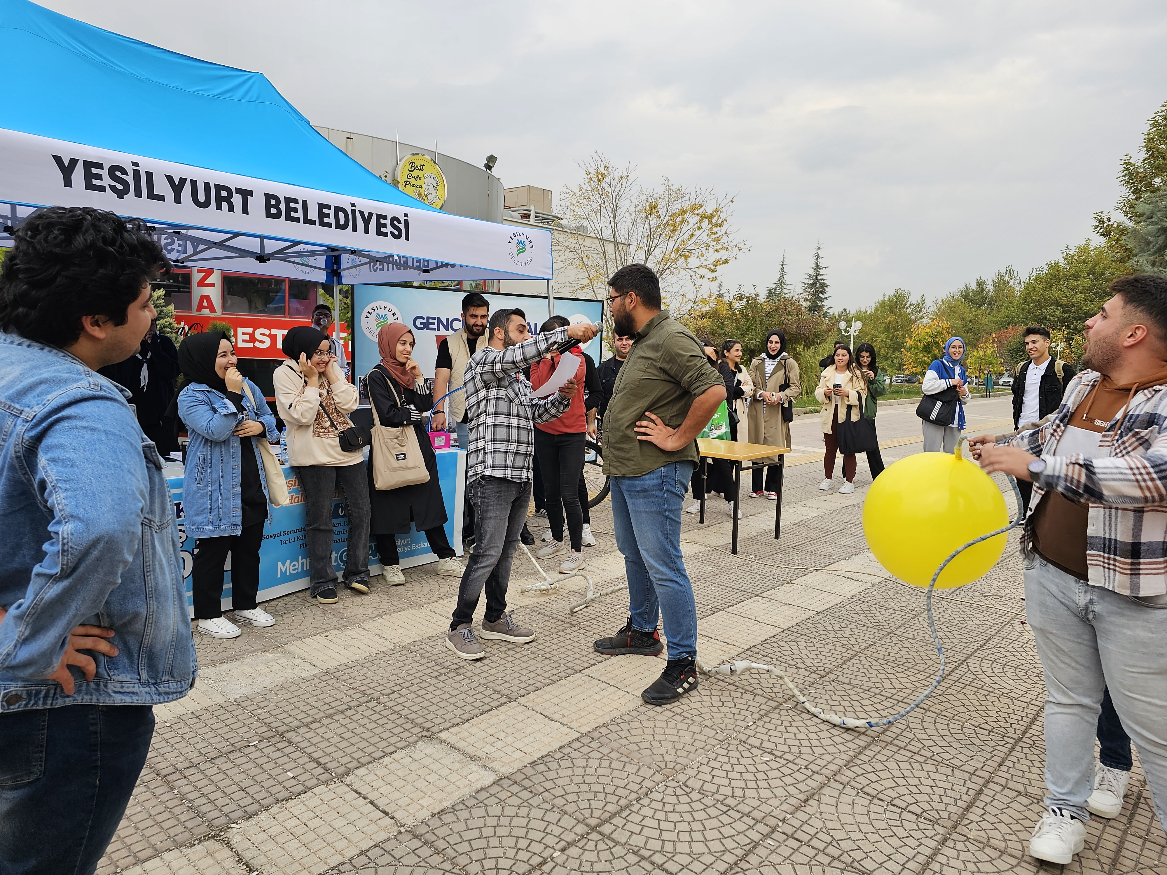 YEŞİLYURT KENT KONSEYİ GENÇLİK MECLİSİ İNÖNÜ ÜNİVERSİTESİNDE ‘GENÇLERİN KALBİ BURADA ATIYOR’ STANDI AÇTI.