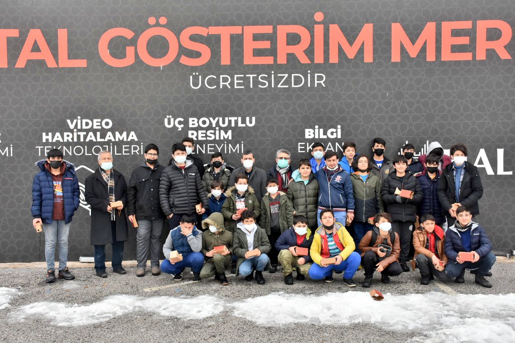 Gençlik Meclisi Gönüllüleri, Dijital Gösterim Merkezini İnceledi