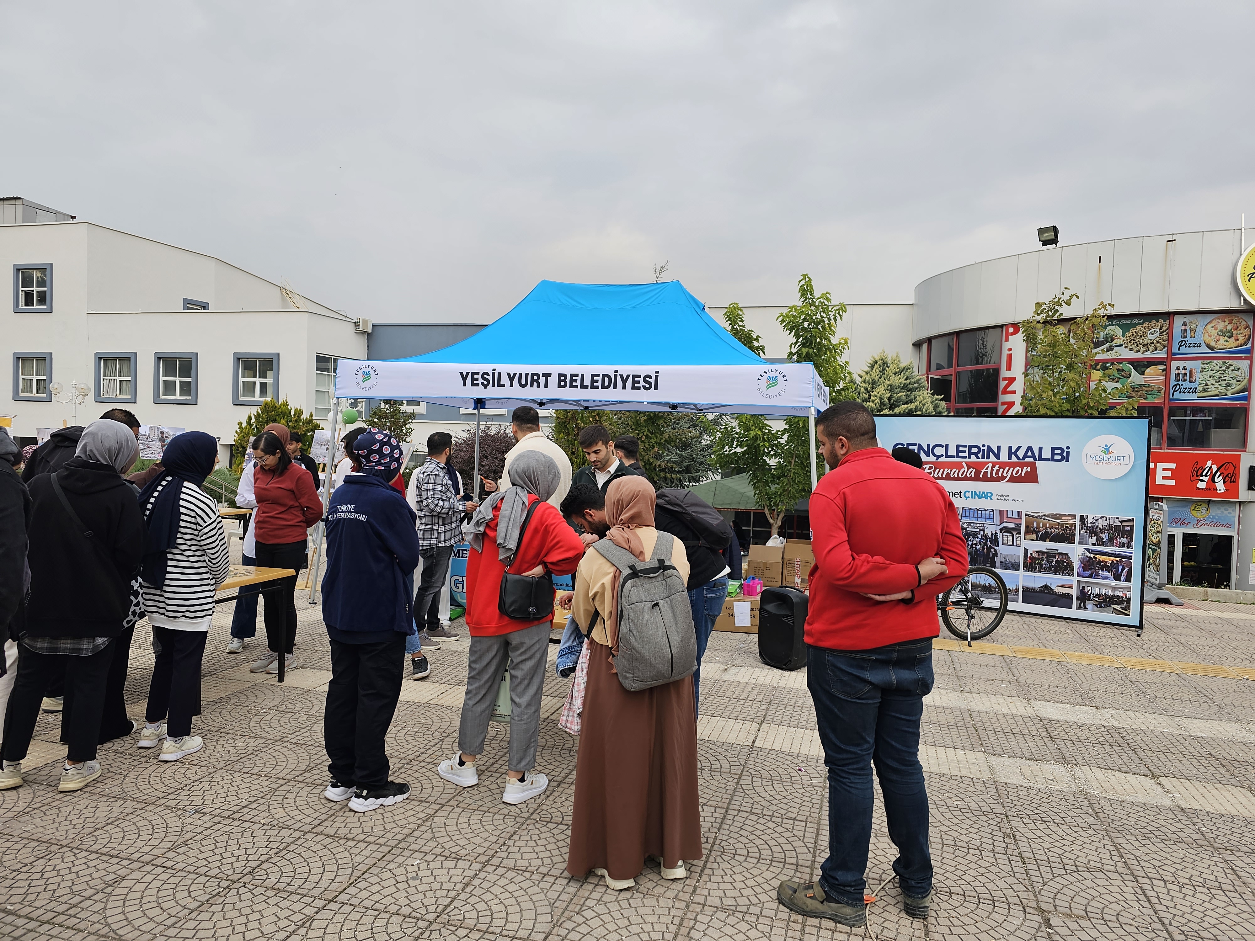 YEŞİLYURT KENT KONSEYİ GENÇLİK MECLİSİ İNÖNÜ ÜNİVERSİTESİNDE ‘GENÇLERİN KALBİ BURADA ATIYOR’ STANDI AÇTI.