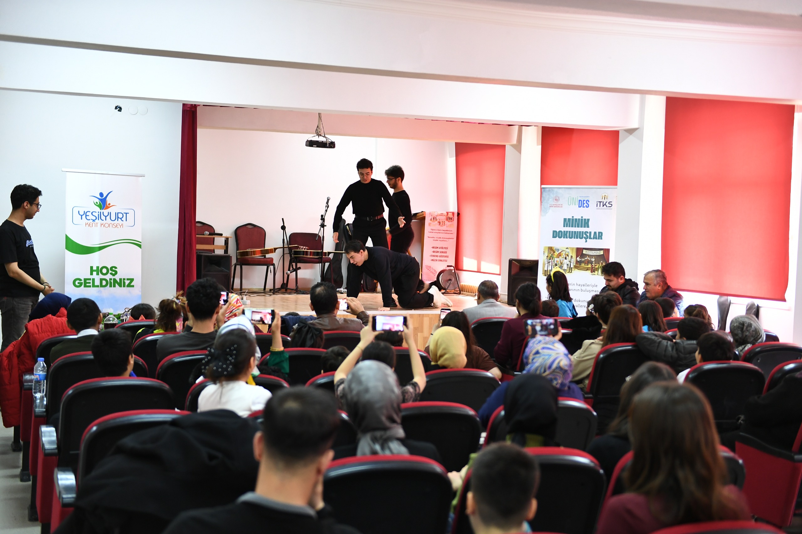 “Minik Dokunuşlar” Etkinliği ile çocuklarımızın yüzlerinde tebessüm oluşturduk. 