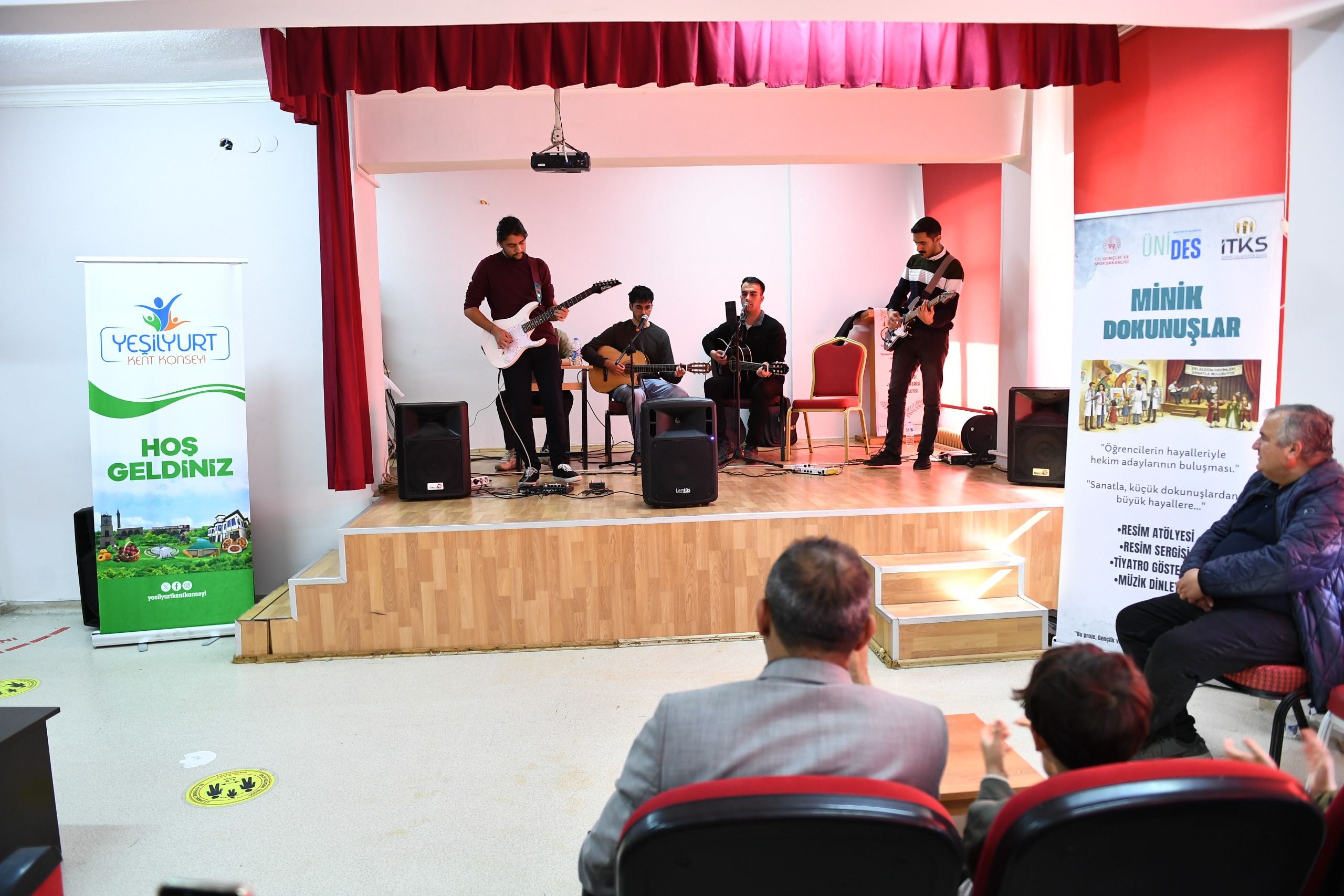 “Minik Dokunuşlar” Etkinliği ile çocuklarımızın yüzlerinde tebessüm oluşturduk. 