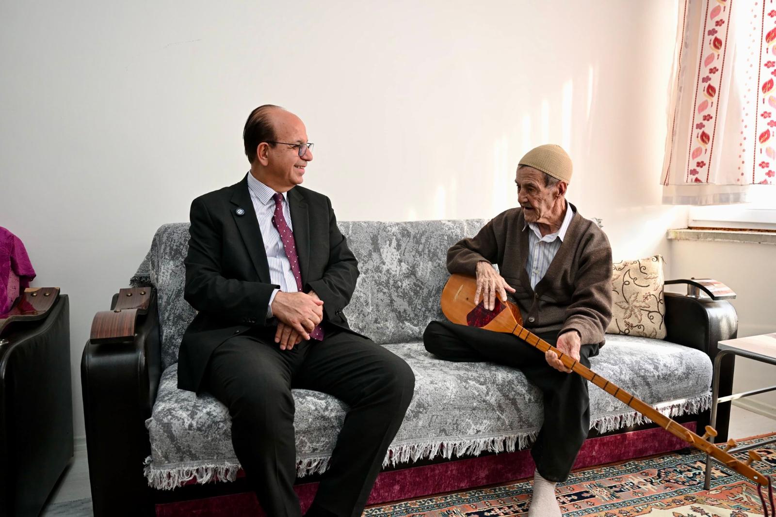 Başkan Geçit’ten Halk Ozanı Abuzer Aşkınses’e Vefa Ziyareti!